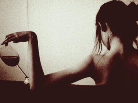 Девушки с бокалами