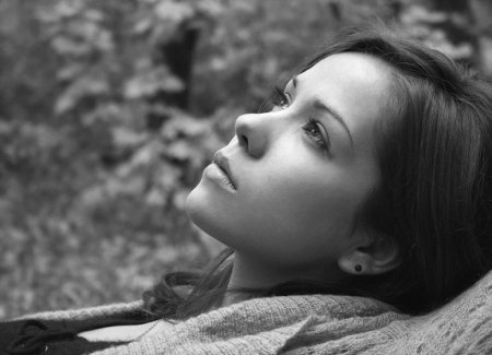 Задумчивый взгляд девушки