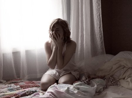 Девушка грустная