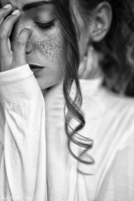 Девушка грустит