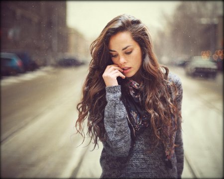 Грустная девушка
