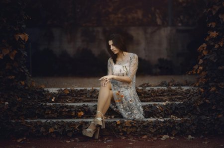 Одинокая девушка