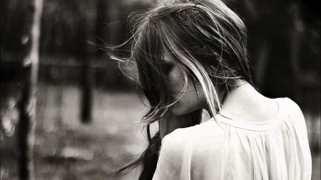 Грустная девушка