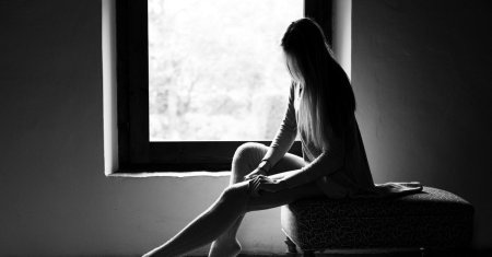 Девушка сидит на окне