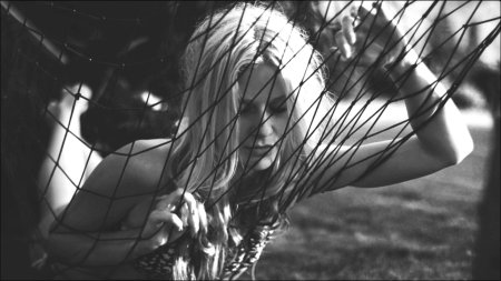 Связана девушка