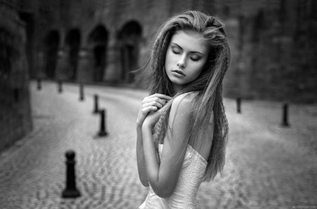 Девушка черно белая