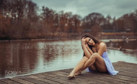 Девушка у реки