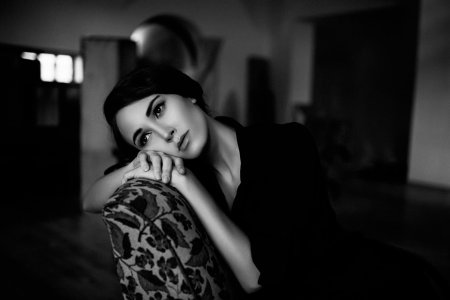 Печальная девушка