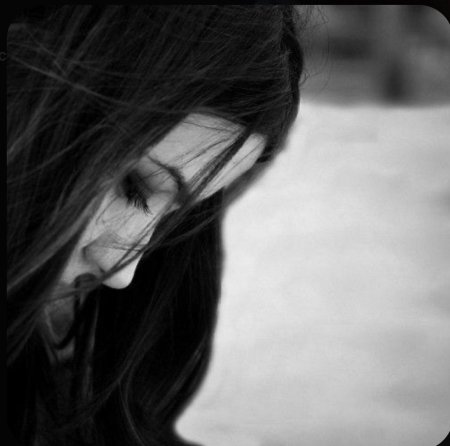 Грустная девушка