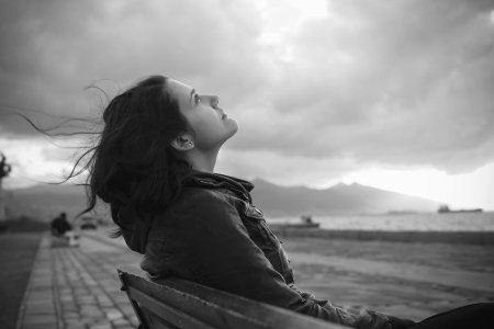 Грустная девушка