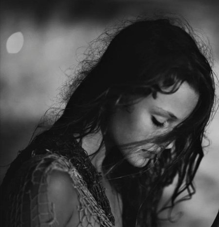 Грустная девушка