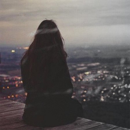 Девушка со спины ночью