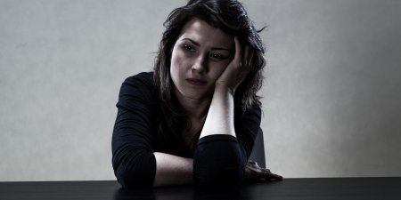 Женщина грустит