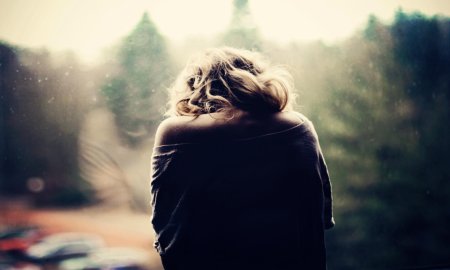 Девушка отвернулась