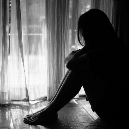 Грустная девушка