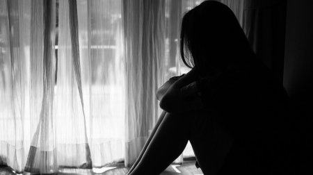 Грустная девушка