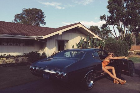 Девушка с машиной