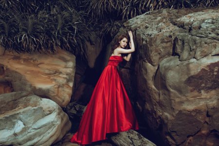 Красивое красное платье