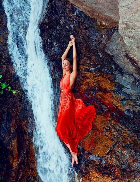 Фотосессия в платье у водопада
