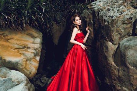 Девушка в красном платье скала