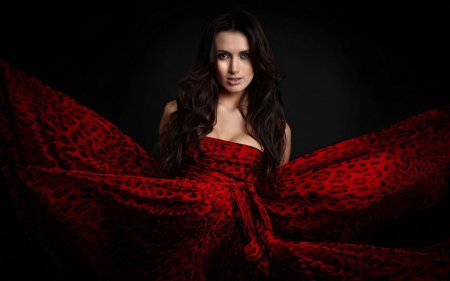Брюнетка в красном платье