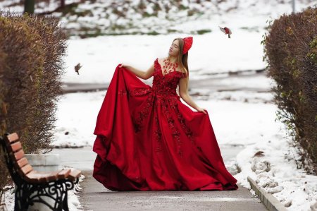 Фотосессия в красном платье на снегу