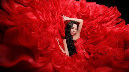 Девушка в красном