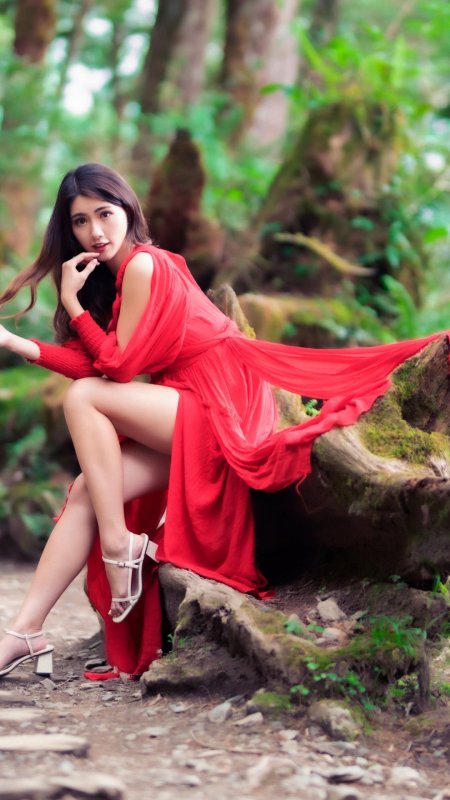 Азиатка в красном платье