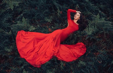 В красном платье