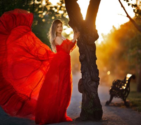 Блондинка в красном платье
