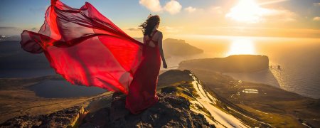 Девушка в красном платье на горе