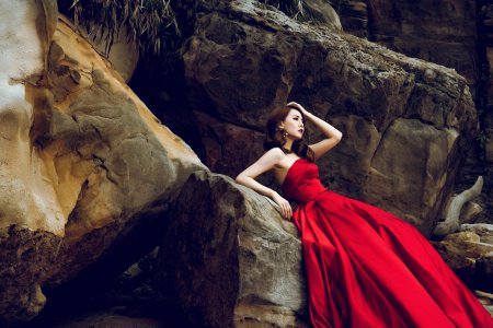 Девушка в красном