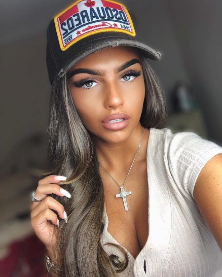 София митчелл в кепке