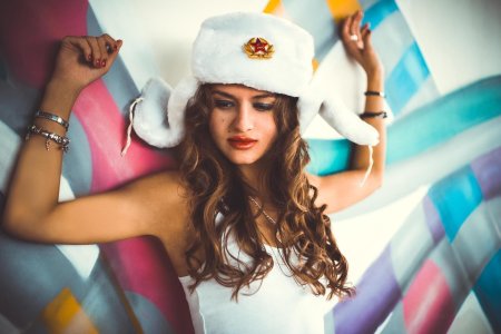 Девушка в шапке ушанке