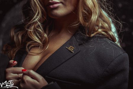 Девушка в пиджаке