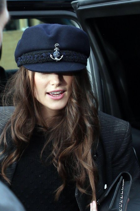 Кира найтли в кепке