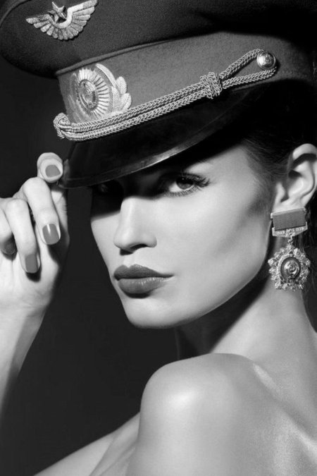 Девушка в фуражке