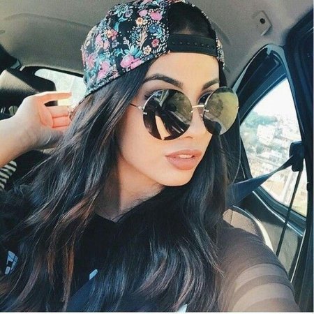 Красивая девушка в кепке