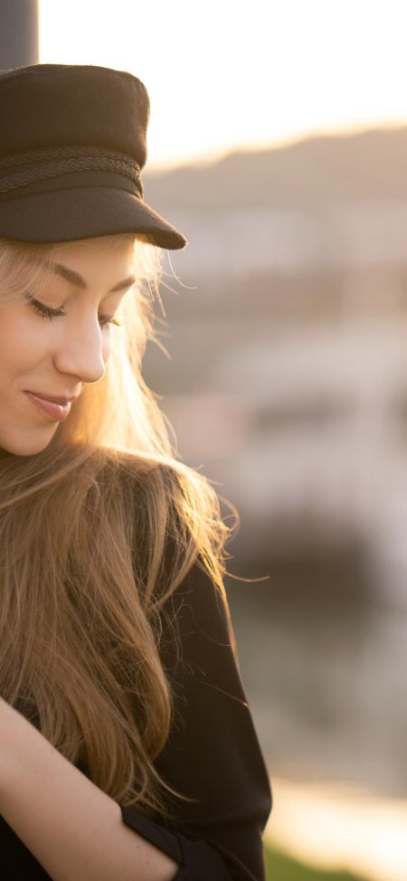 Девушка в кепке