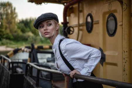 Девушка в подтяжках