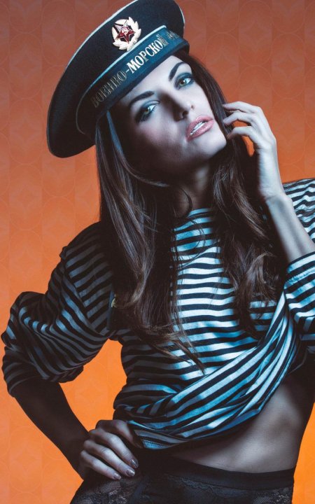 Девушка в тельняшке