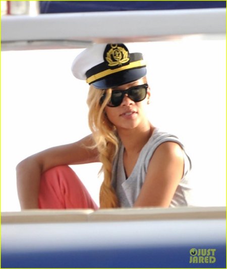 Девушка в морской фуражке