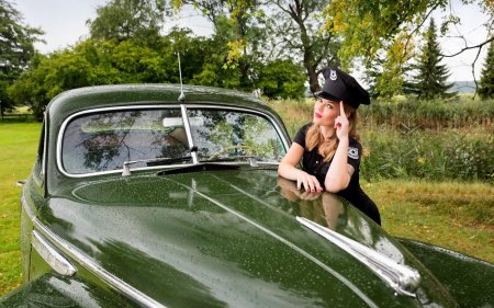 Девушки и ретро автомобили