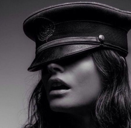 Девушка в форме чб