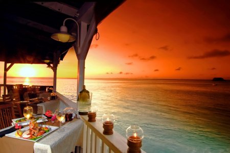 Кафе на берегу моря