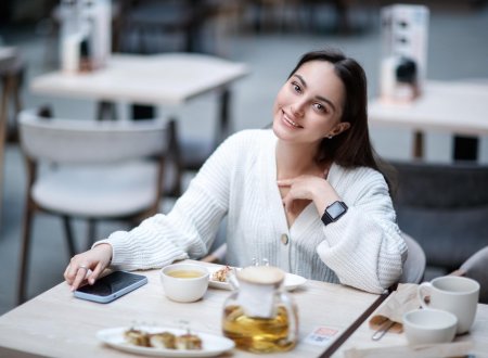 Девушка в кафе