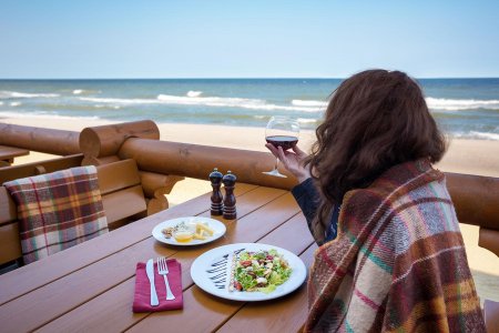 Кафе на берегу моря