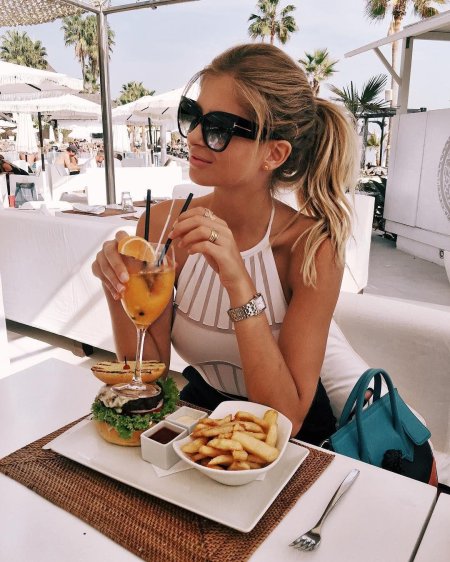 Девушка в коктейль кафе