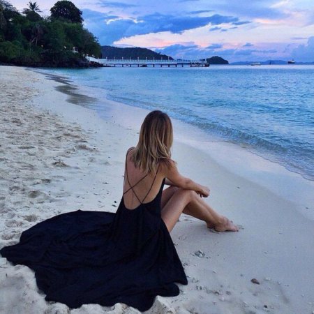 Блондинка на море со спины