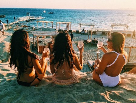 Подруги на море